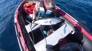 Голубой тунец с малой моторки - рыбалка на Сахалине