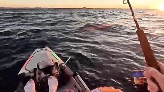 Ветер, волна и награда на каяке - рыбалка в США в жёсткий offshore день