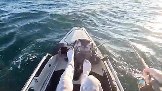 Ветер, волна и награда на каяке - рыбалка в США в жёсткий offshore день