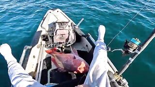 Ветер, волна и награда на каяке - рыбалка в США в жёсткий offshore день