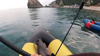 Укол скорпены и морской монстр на каяке - рыбалка в Черном море в Крыму
