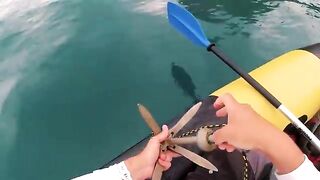 Укол скорпены и морской монстр на каяке - рыбалка в Черном море в Крыму