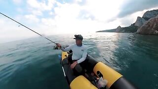 Укол скорпены и морской монстр на каяке - рыбалка в Черном море в Крыму