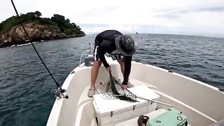 Трофейный kingfish на джиг - рыбалка в Таиланде с лодки