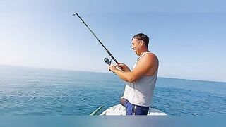 Моторка с гальки и тихая вода - морская рыбалка в Абхазии