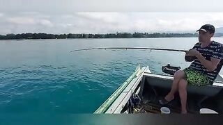 Моторка с гальки и тихая вода - морская рыбалка в Абхазии