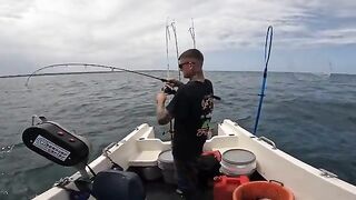 Feathers и скумбрия одна за другой - рыбалка в Великобритании с лодки