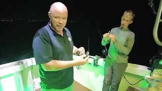 Ночной фонарь и кальмар у борта - морская рыбалка в Алании