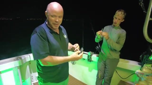 Ночной фонарь и кальмар у борта - морская рыбалка в Алании