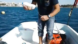 Снасть у борта на рыбалке в Средиземном море