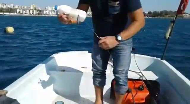 Снасть у борта на рыбалке в Средиземном море