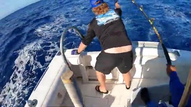 Оффшорная рыбалка на марлин с лодки в океане Гонолулу