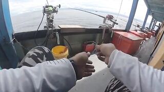 Sea Ranger у Кота-Кинабалу с удилищем у борта