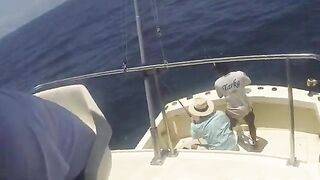Ручной подъем лески на катере в Ватаму