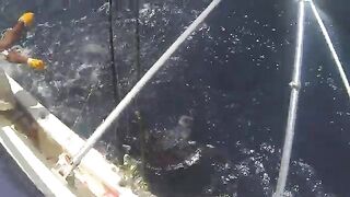 Ручной подъем лески на катере в Ватаму
