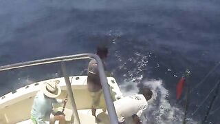 Ручной подъем лески на катере в Ватаму