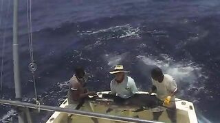 Ручной подъем лески на катере в Ватаму