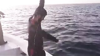 Рыба у борта на лодке в Аджмане