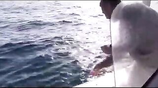 Рыба у борта на лодке в Аджмане