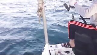 Рыба у борта на лодке в Аджмане