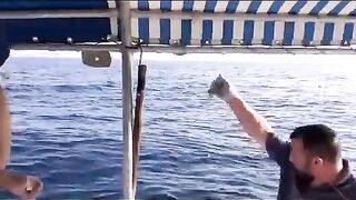 Спиннинг под тентом на лодке в Аджмане