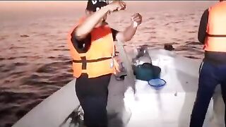 Спиннинг под тентом на лодке в Аджмане