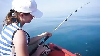 Самодур с лодки в Абхазии
