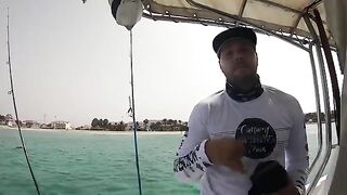 Удилище в дугу и рыба в руках у Кабо-Верде