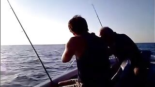Рыба над водой у лодки в Лимасоле