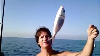 Рыба над водой у лодки в Лимасоле