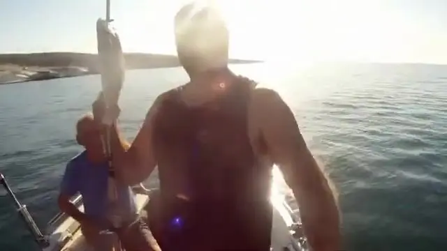 Леска в воде и рыба в руке у Лимасола