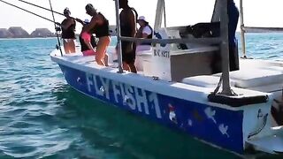 Морская рыбалка с лодки FLYFISH 1 у Аль-Марджана