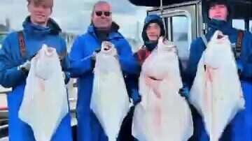Палтус на палубе и рыба в руках у Ситки