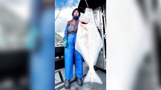Палтус на палубе и рыба в руках у Ситки
