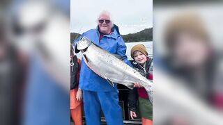 Палтус на палубе и рыба в руках у Ситки