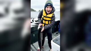 Палтус на палубе и рыба в руках у Ситки
