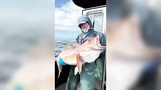 Палтус на палубе и рыба в руках у Ситки