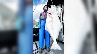 Палтус на палубе и рыба в руках у Ситки