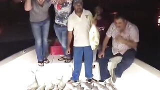Ночной улов на белой палубе у Аль-Мамзара