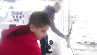 Рыба в сетке на катере у Шарджи