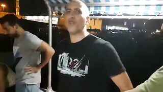 Рыбу перебирают на катере из Аджмана