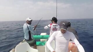 Поклевка белого марлина у лодки в Марокко