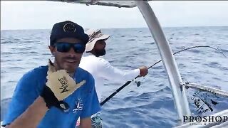 Марлина подводят к борту в Марокко