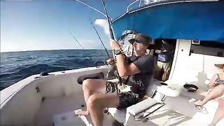 Под тентом тянут парусника у Канкуна