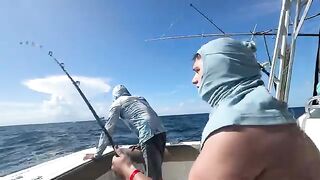 На палубе уже лежат рыбы-парусники из Канкуна