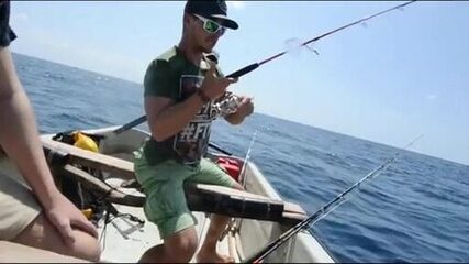 Рыбалка с лодки у Занзибара: удилище под нагрузкой