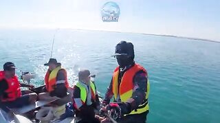 Семьей вышли на надувной лодке у Саадията