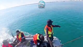 Семьей вышли на надувной лодке у Саадията
