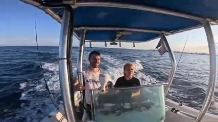 Дети проверяют улов на лодке у Ларнаки
