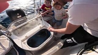 Дети проверяют улов на лодке у Ларнаки
